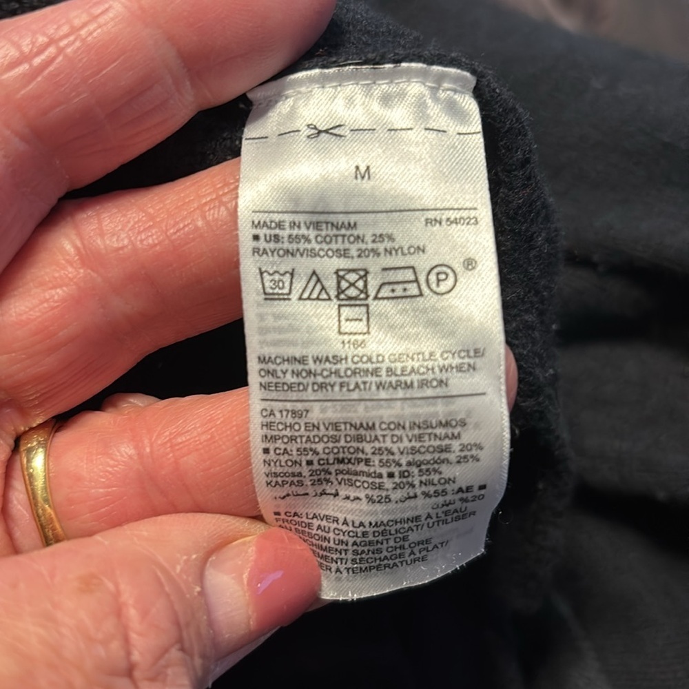 Old Navy women’s black v-neck sweater size M - Picture 4 of 4